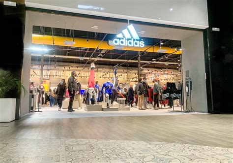 Así es la nueva tienda Adidas Outlet con prendas totalmente .